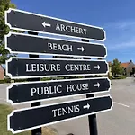 Sunset - Part Of The The Bay Village With Pool, Gym And Direct Access, Pub, Restaurant, Tennis And Meadows Walks בית נופש