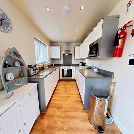 Ferienhaus Sunset - Part Of The The Bay Village With Pool, Gym And Direct Access, Pub, Restaurant, Tennis And Meadows Walks Filey